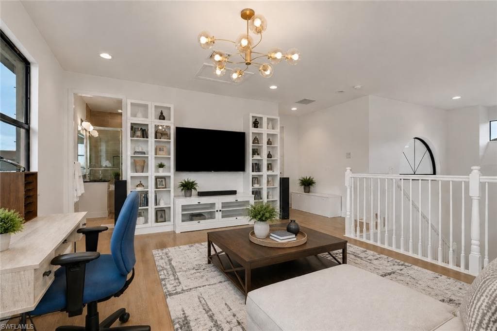 Bright & spacious Loft upstairs with a guest bedroom and full bath