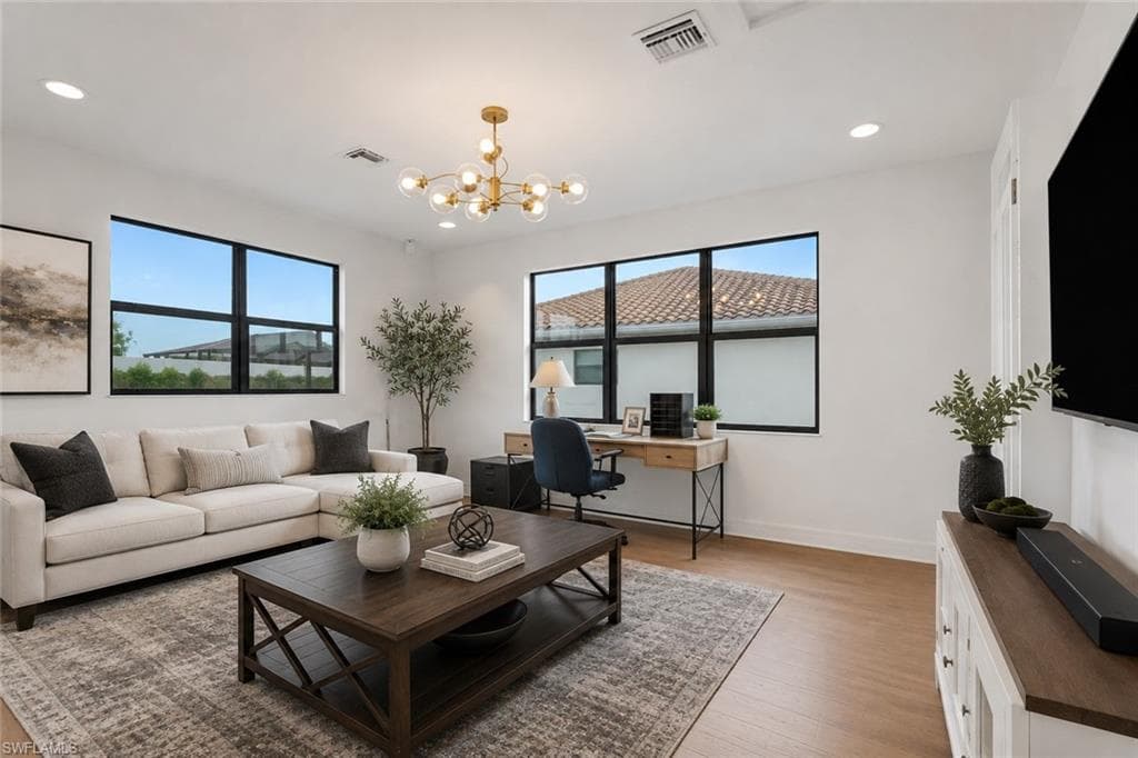 Bright & Spacious Loft upstairs with a guest bedroom and full bath