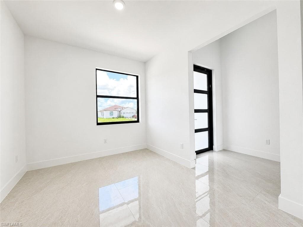 8022 SUNRISE CIR photo 17 of 24