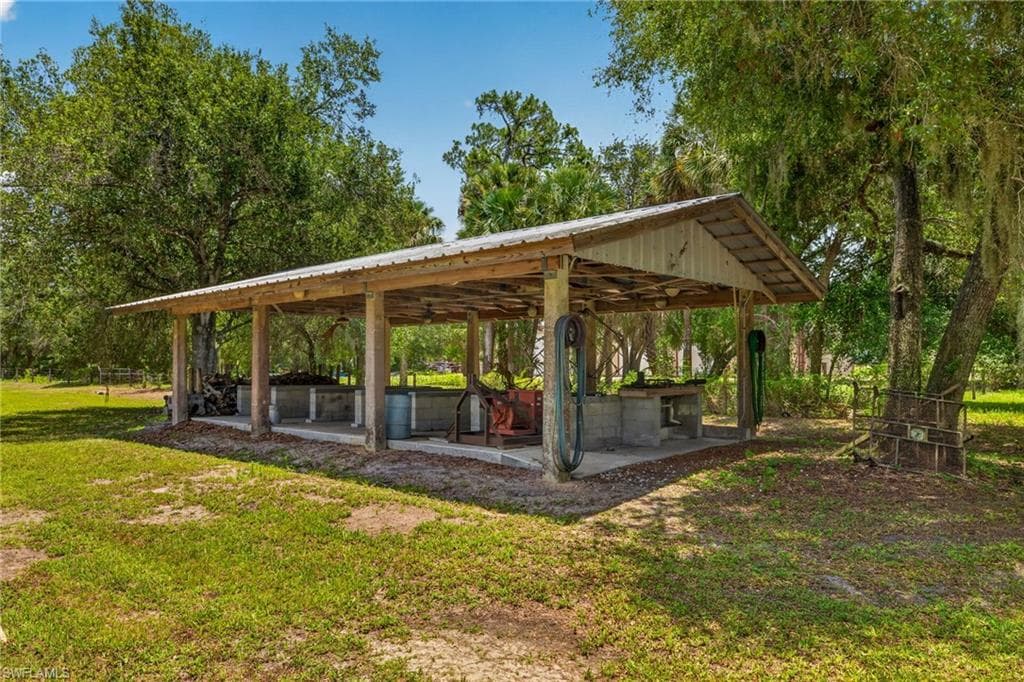 Dog Pen with Electricty & Running Water. Can be used to house other animals.