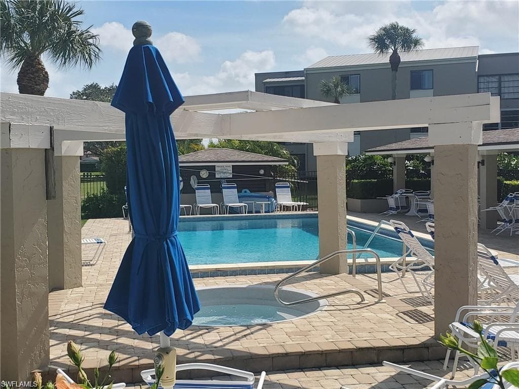 Fantastic Luxury Pool with Whirlpool Jacuzzi