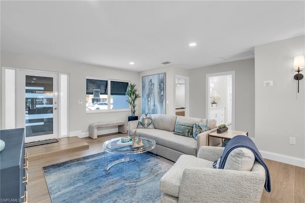 Walk right in and be amazed! Feels new, smells new! Like walking into a designer show room!