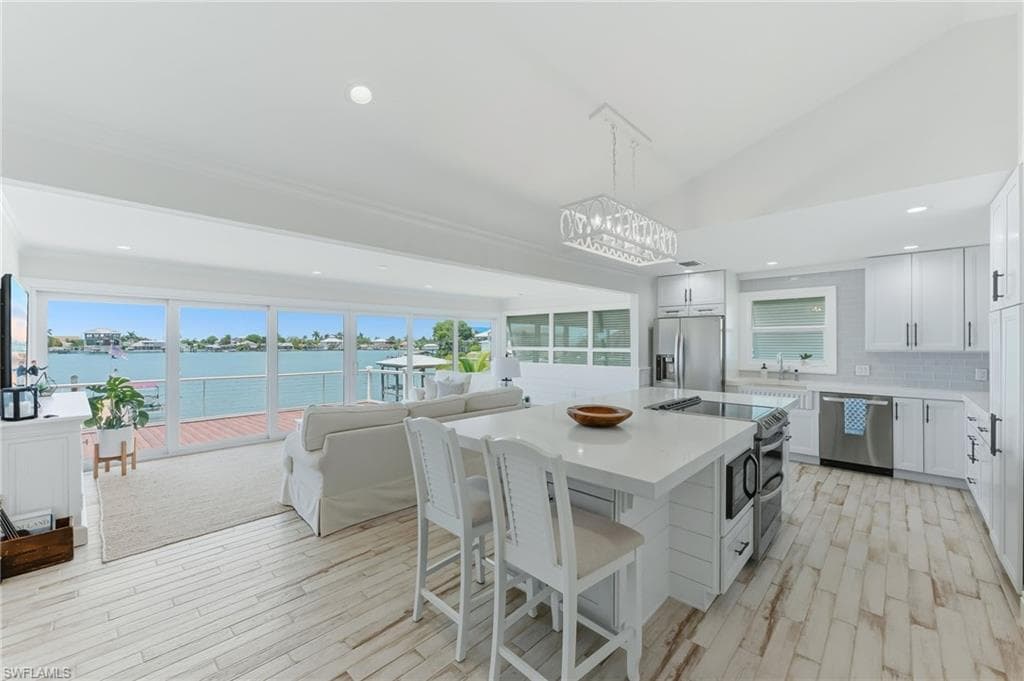 Oversized island for entertaining