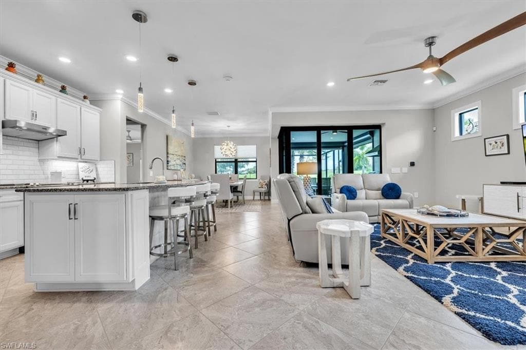 Open floor plan (kitchen, dining, great room)