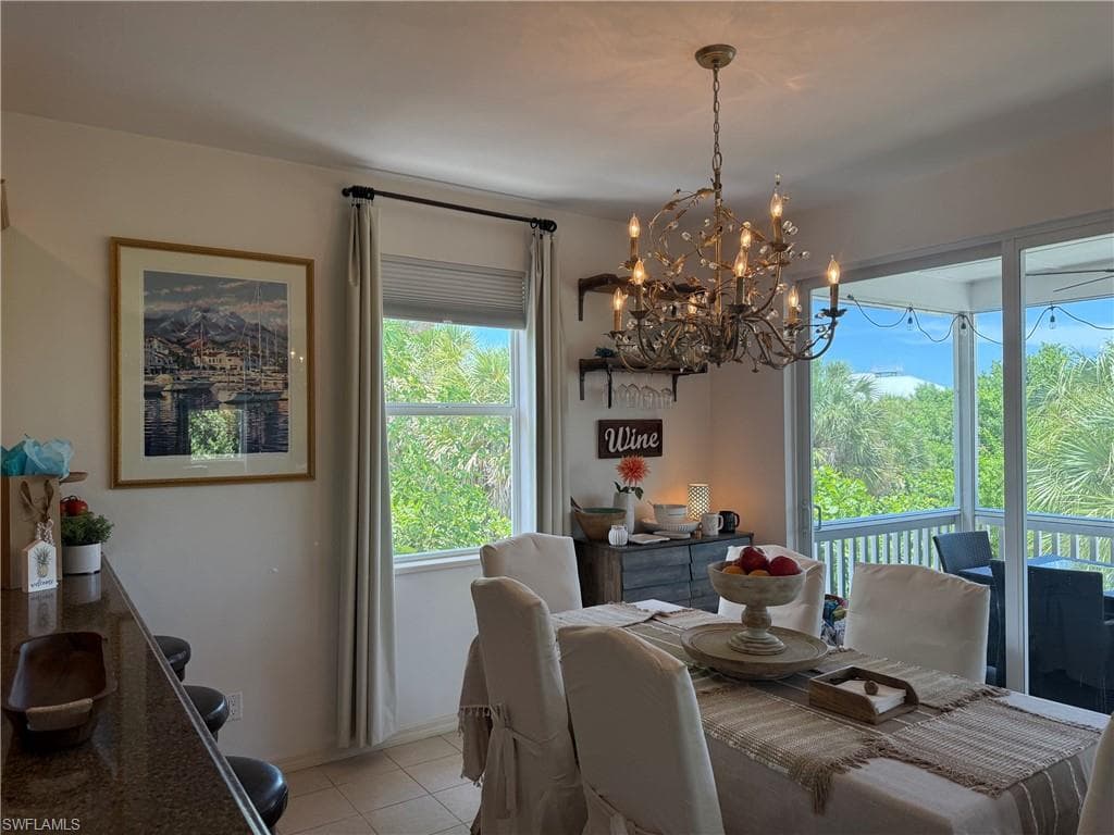 Dining Area and Breakfast Bar