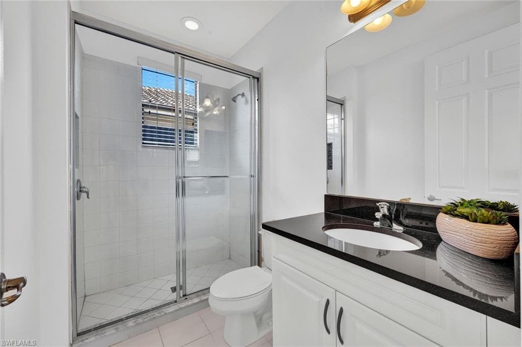 Upstairs Guest Bathroom (Bathroom 4)