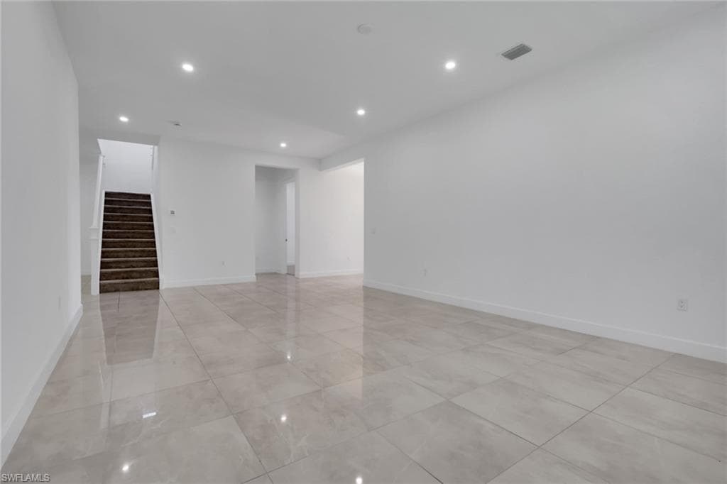 Versatile flex room 15' x 20'.