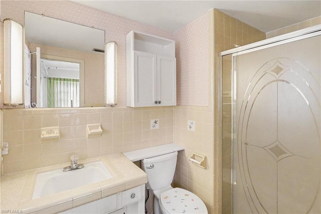 Primary shower bath