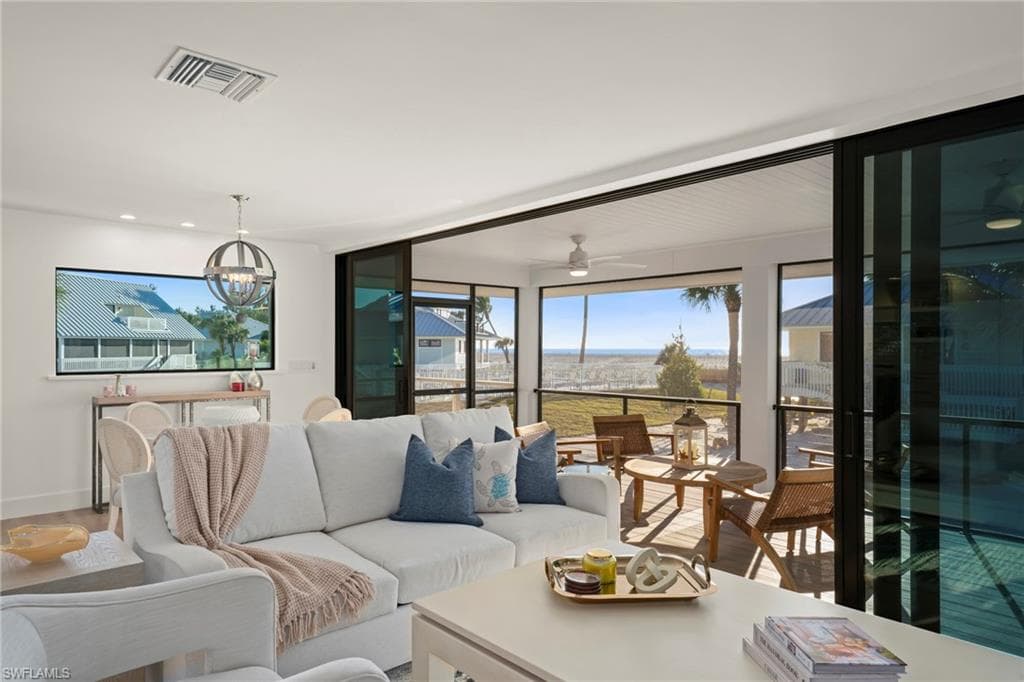 25 Beach Homes photo 13 of 48