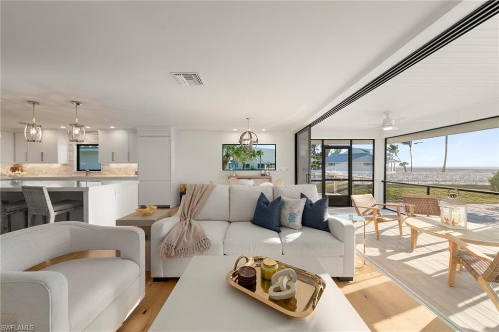 25 Beach Homes photo 3 of 48