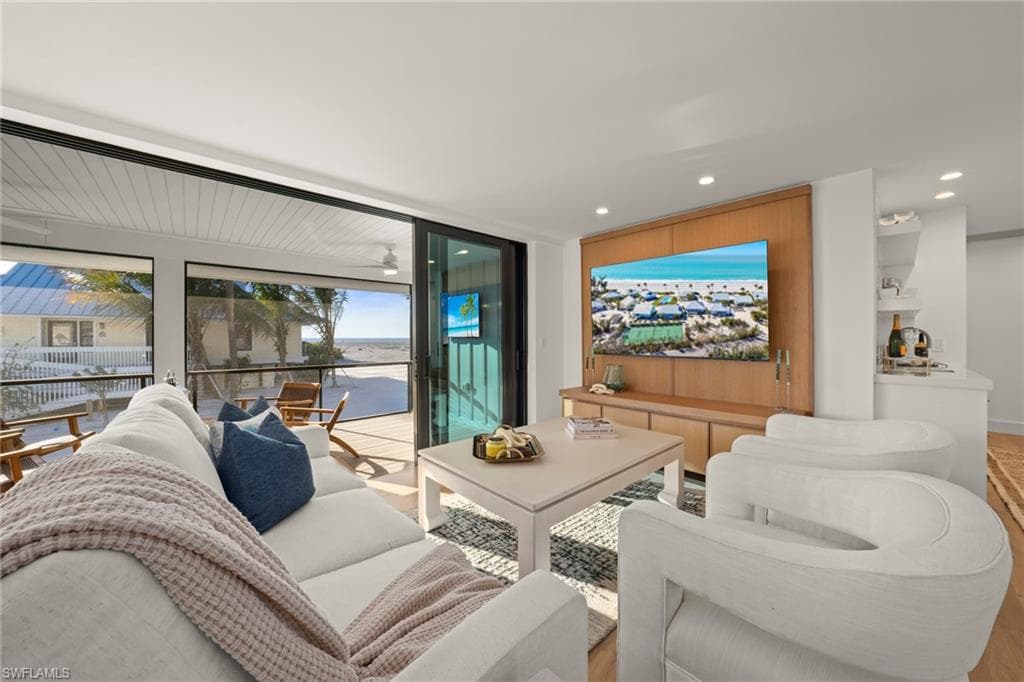 25 Beach Homes photo 11 of 48