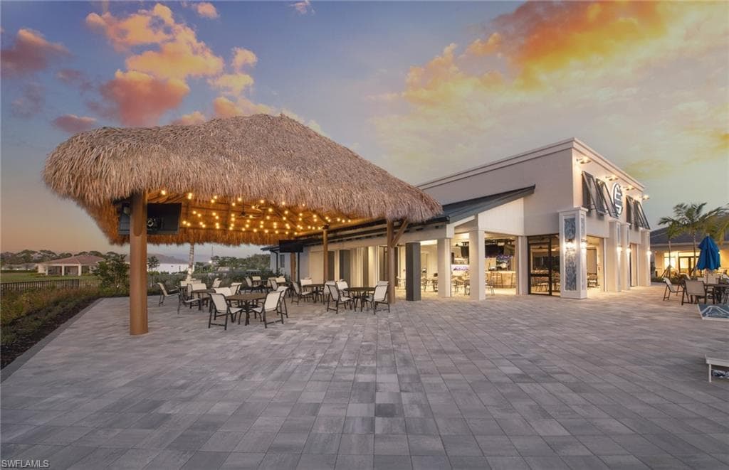 Oak House Bar & Grille & Tiki Hut