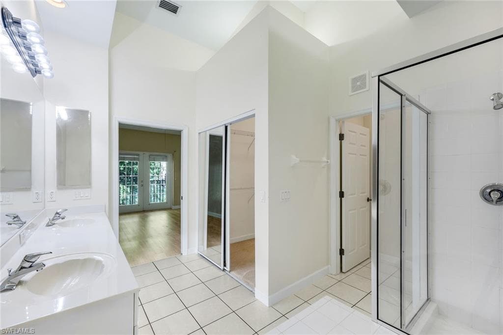 MASTER BATH WITH DUAL SINKS