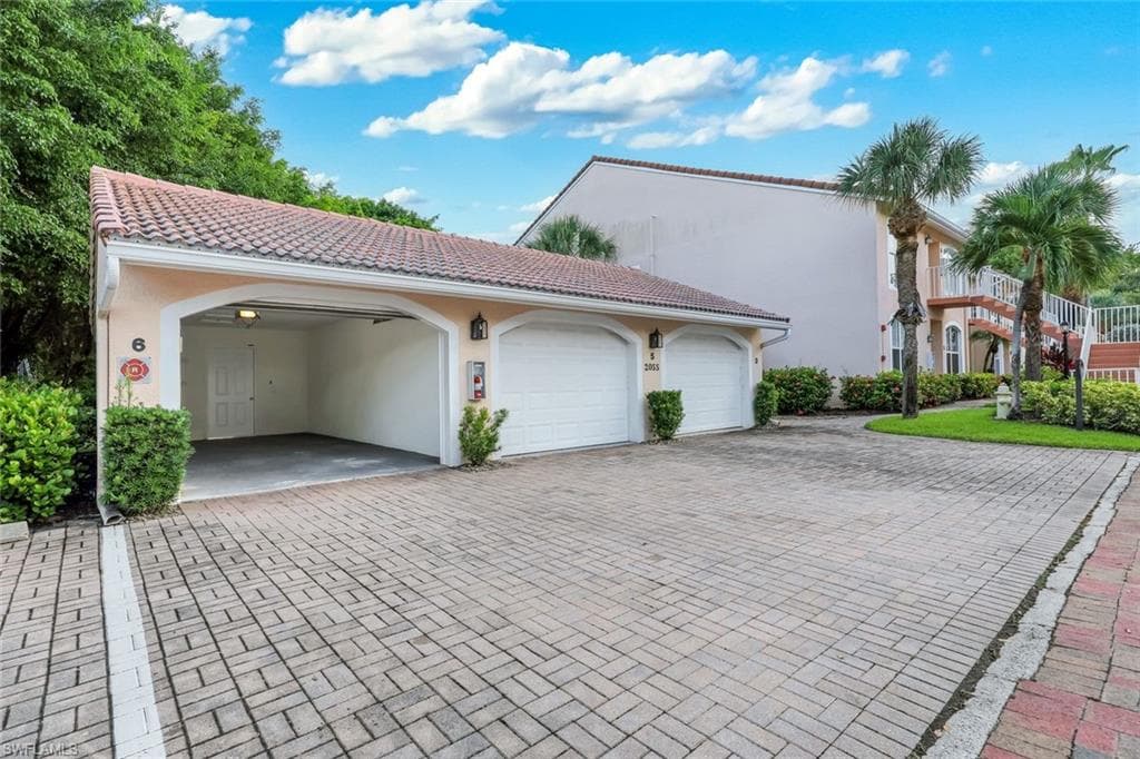 2055 CASCADES DR 6 GARAGE