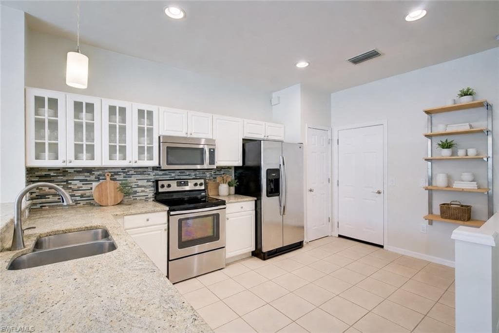 904 Hampton CIR photo 2 of 35