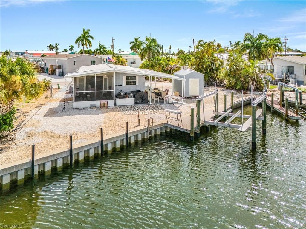 Rear of the home with RV Hookup on the east side and plenty of room for Two boats!!