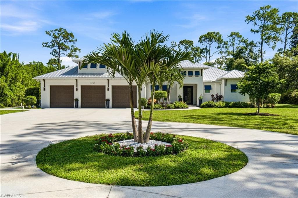 Large scale, entertaining, horse trailer needs, boat or RV parking is a breeze with an enormous amount of Hardscape, concrete driveway and parking areas —- including a convenient circle for moving around smoothly and with ease.