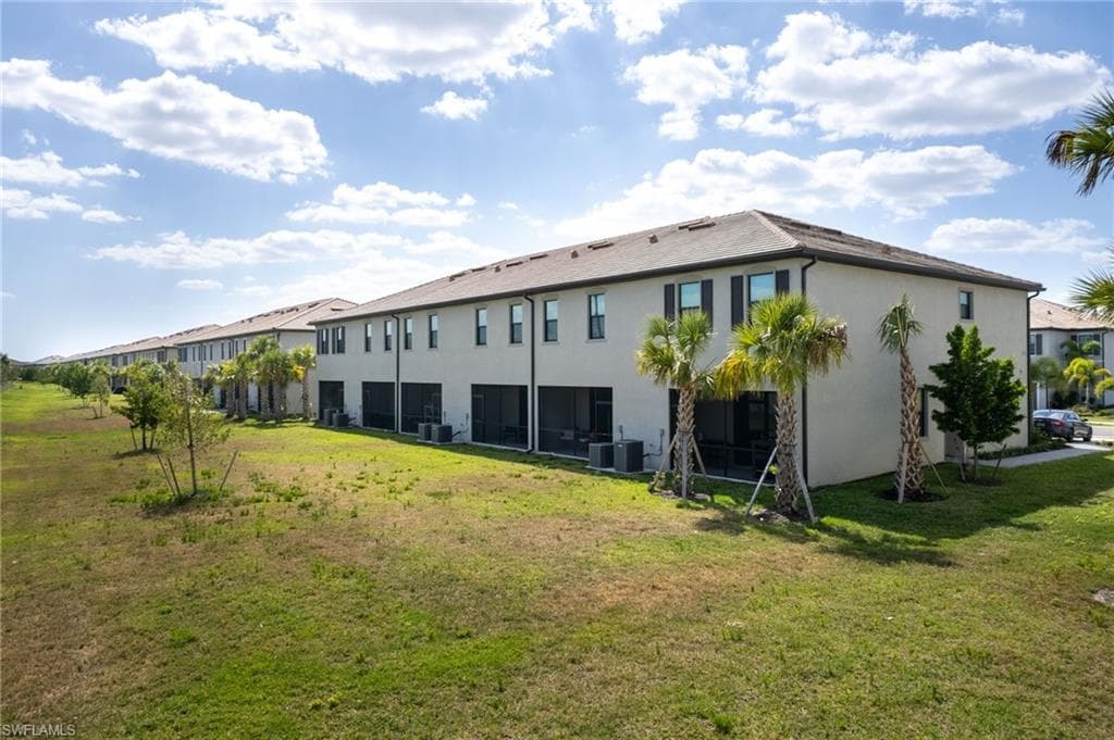 Aerial view showcasing the townhome’s screened lanai :)