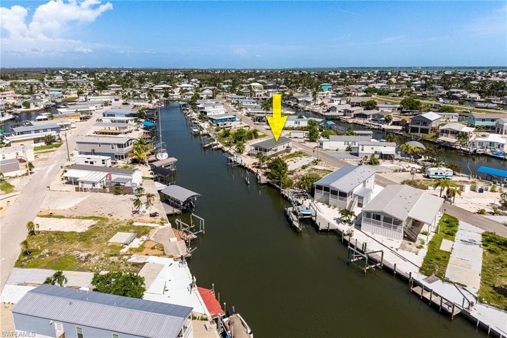 Live the boating lifestyle and cruise to music and restaurants!