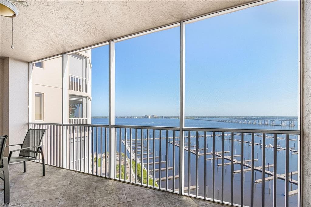 Screened Balcony with gorgeous view!