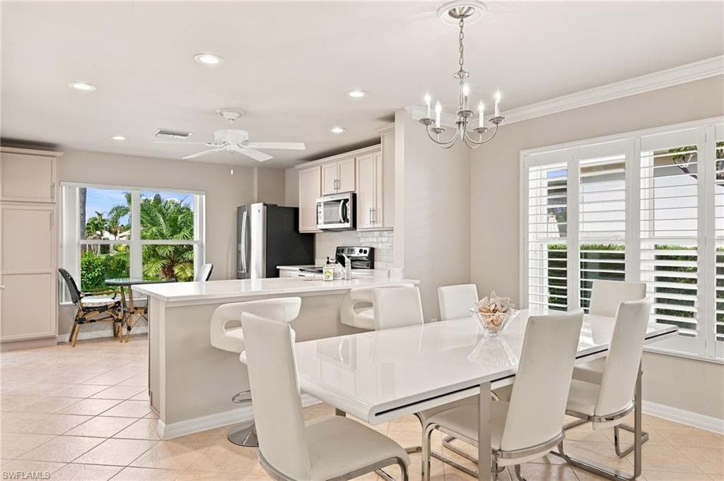 Dining Area , Crown molding