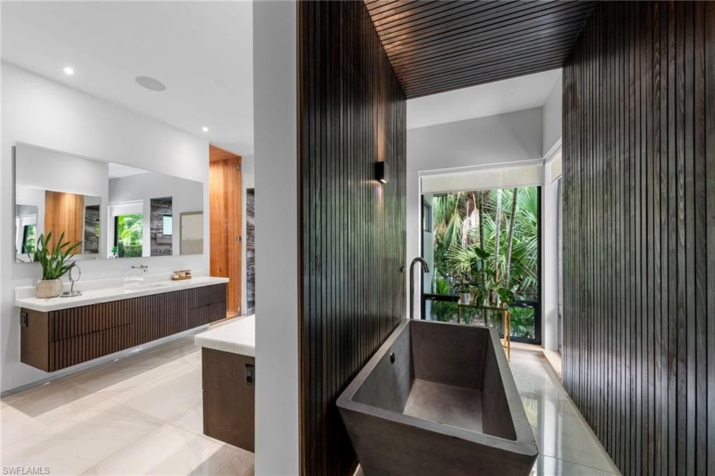 Main House - Master Bathroom