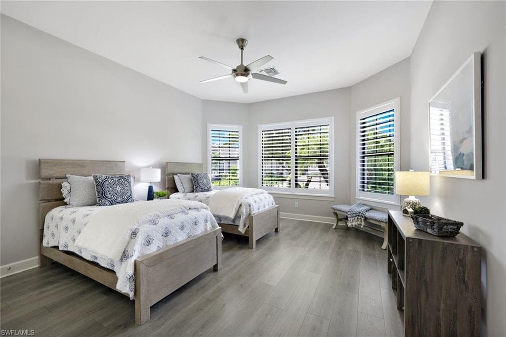 Twin beds in Guest bedroom 3