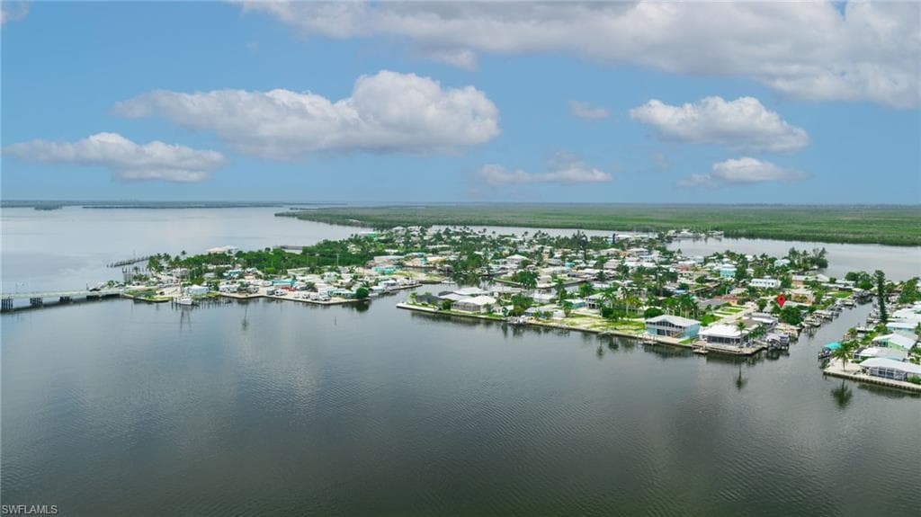 Waterfront community featuring multiple properties with private boat docks