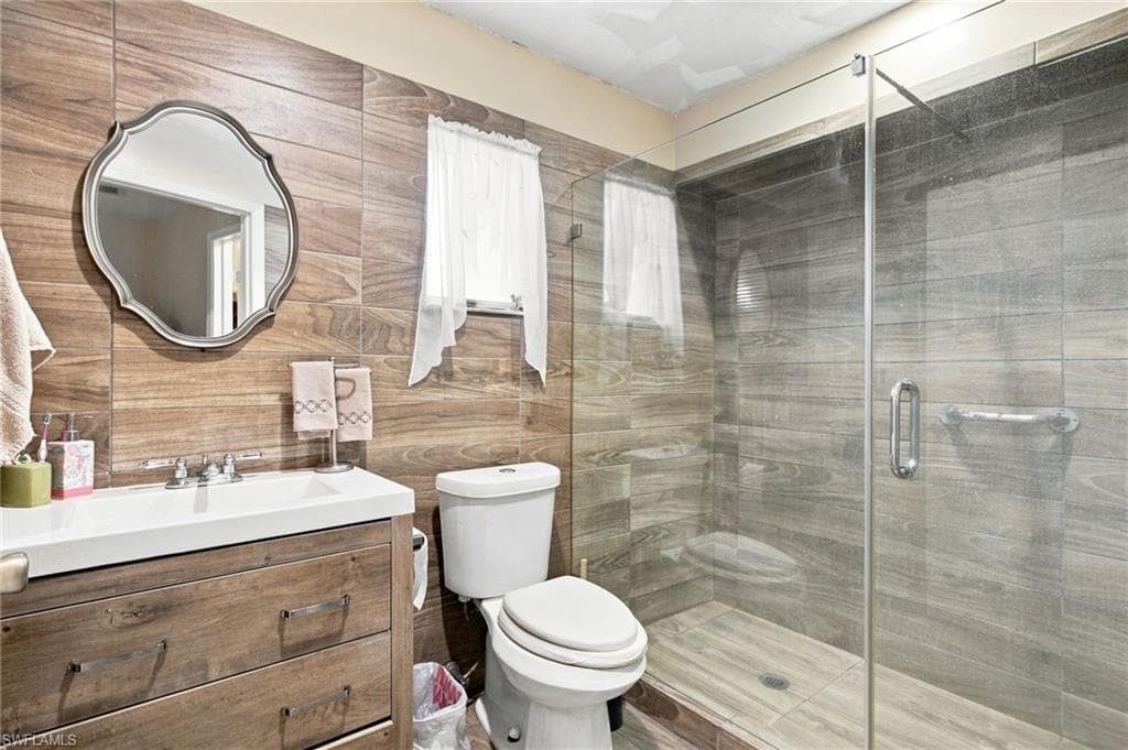 1631 Country Club PKWY photo 9 of 28