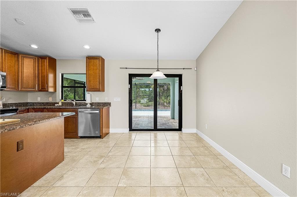 11463 Oakland DR photo 10 of 34