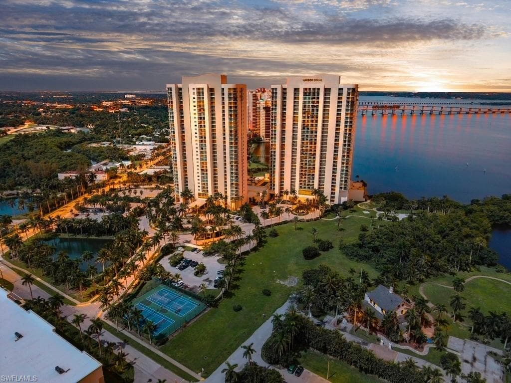 Welcome Home to 3000 Oasis Grand Blvd