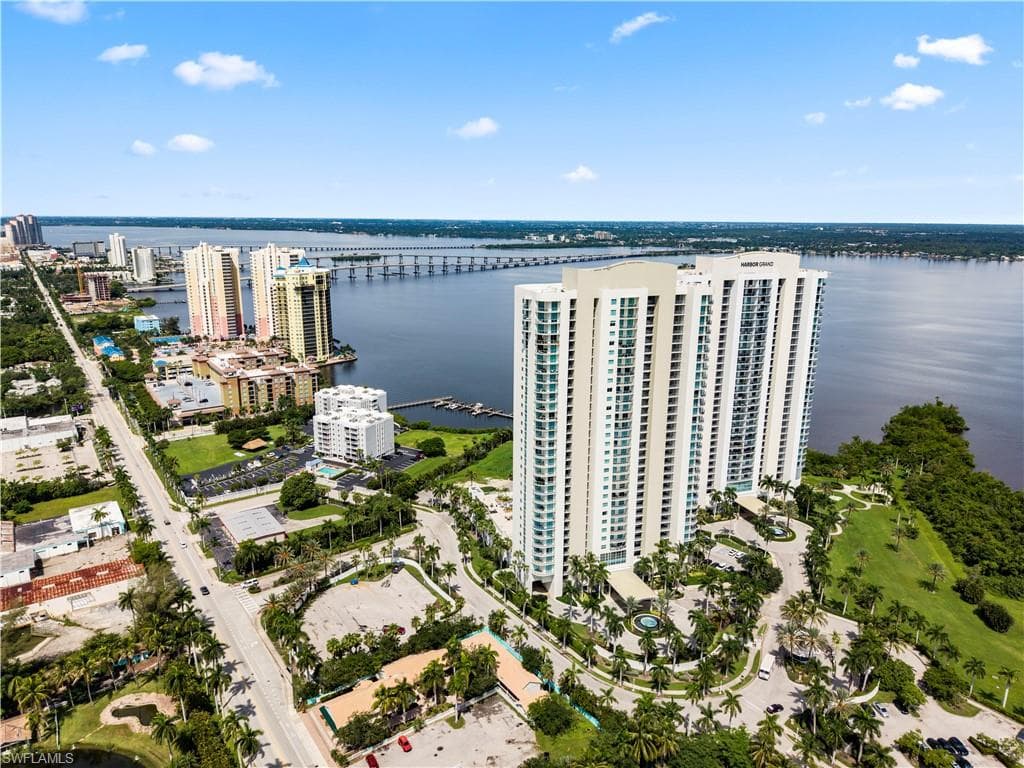 WELCOME TO DOWNTOWN Fort Myers! Western Views looking Downtown!