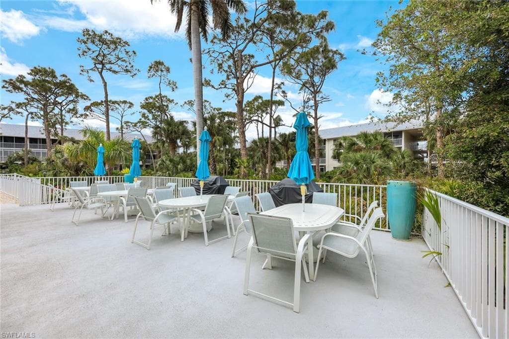 Clubhouse Patio & Grills