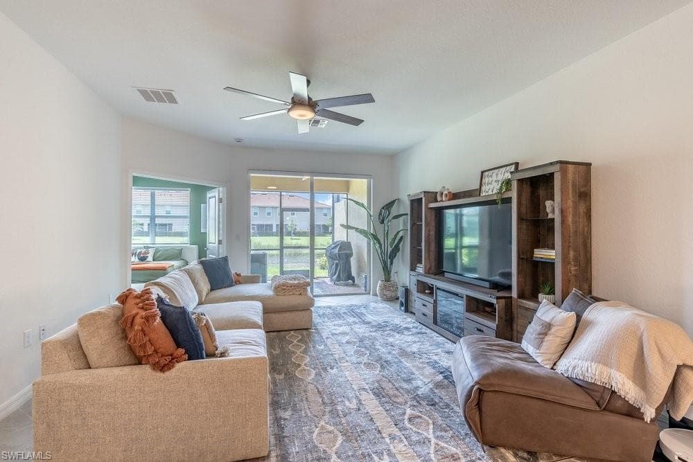2645 Vine AVE photo 3 of 42