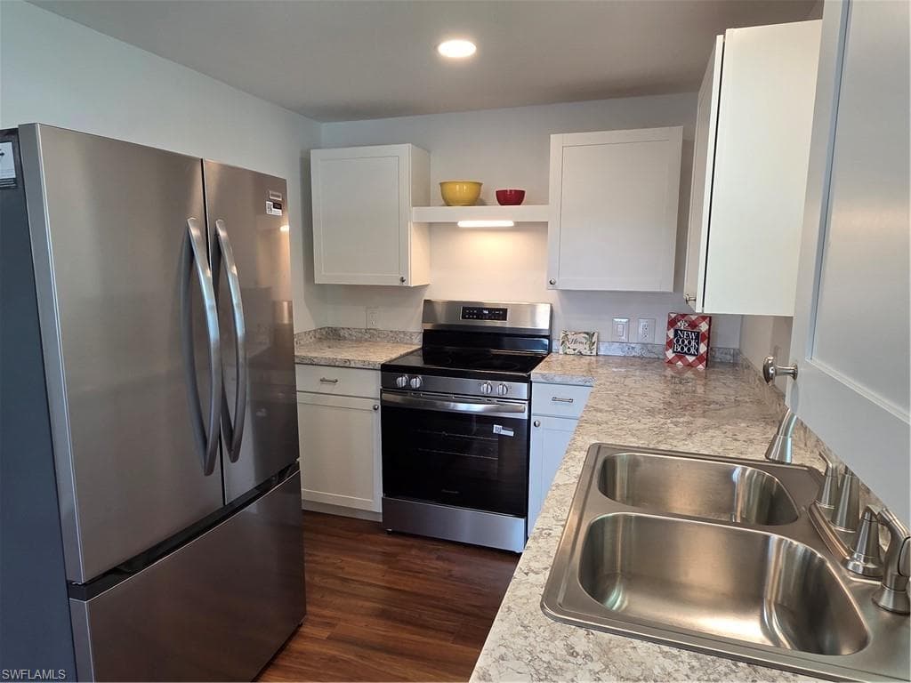 Brand new cabinetry and Stainless Steel appliances in the Kitchen!