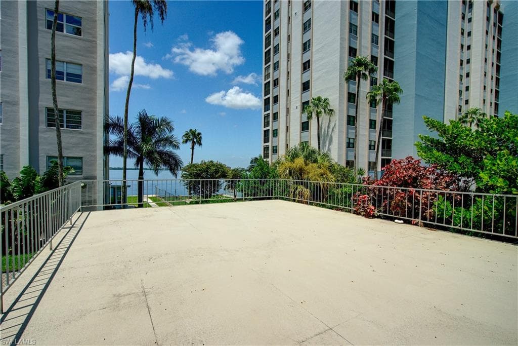 A 2nd level viewing/sunbathing platform above the pool bathrooms provides more riverfront views