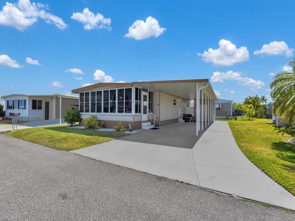 300 Shoreland DR photo 1 of 30