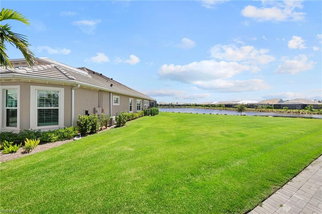 Large side yard/ lots of privacy