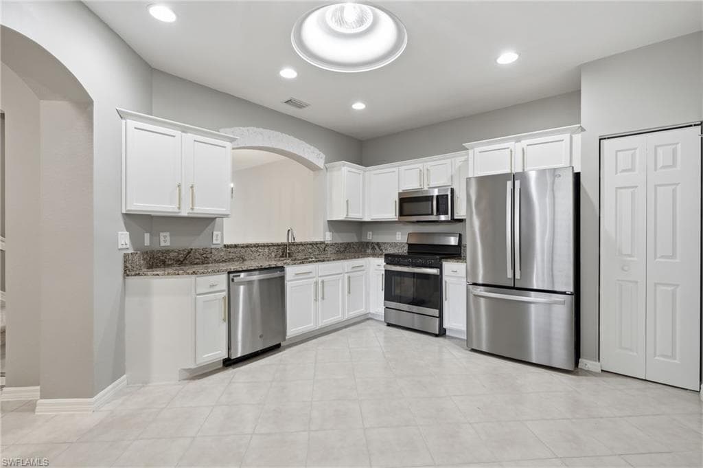 9829 Roundstone CIR photo 13 of 50