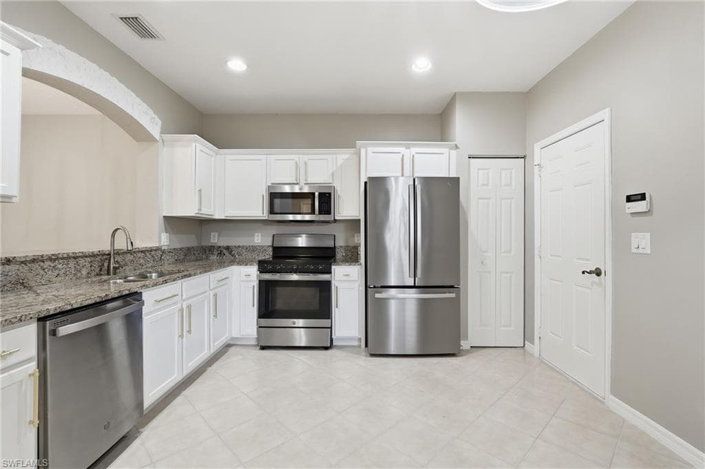 9829 Roundstone CIR photo 14 of 50