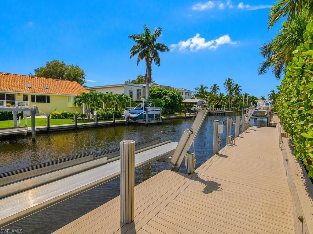 Two lifts, electric, and easy access to Naples Bay and the Gulf via Gordon Pass, beyond!