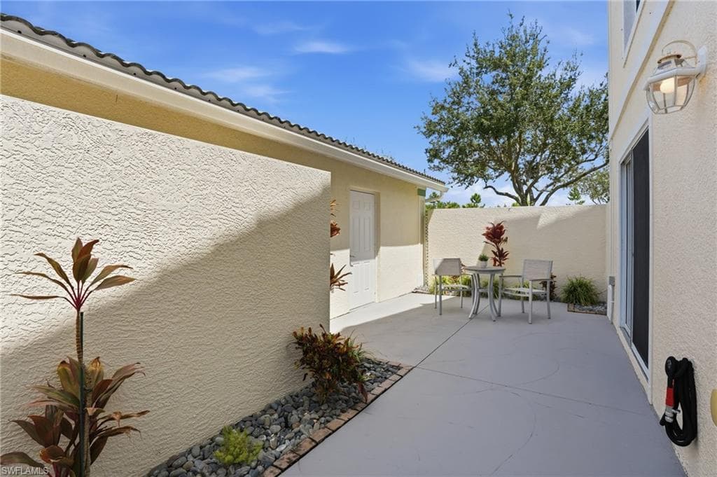 VERY SPACIOUS COURTYARD/TERRACE - AMAZING OUTDOOR LIVING SPACE!!