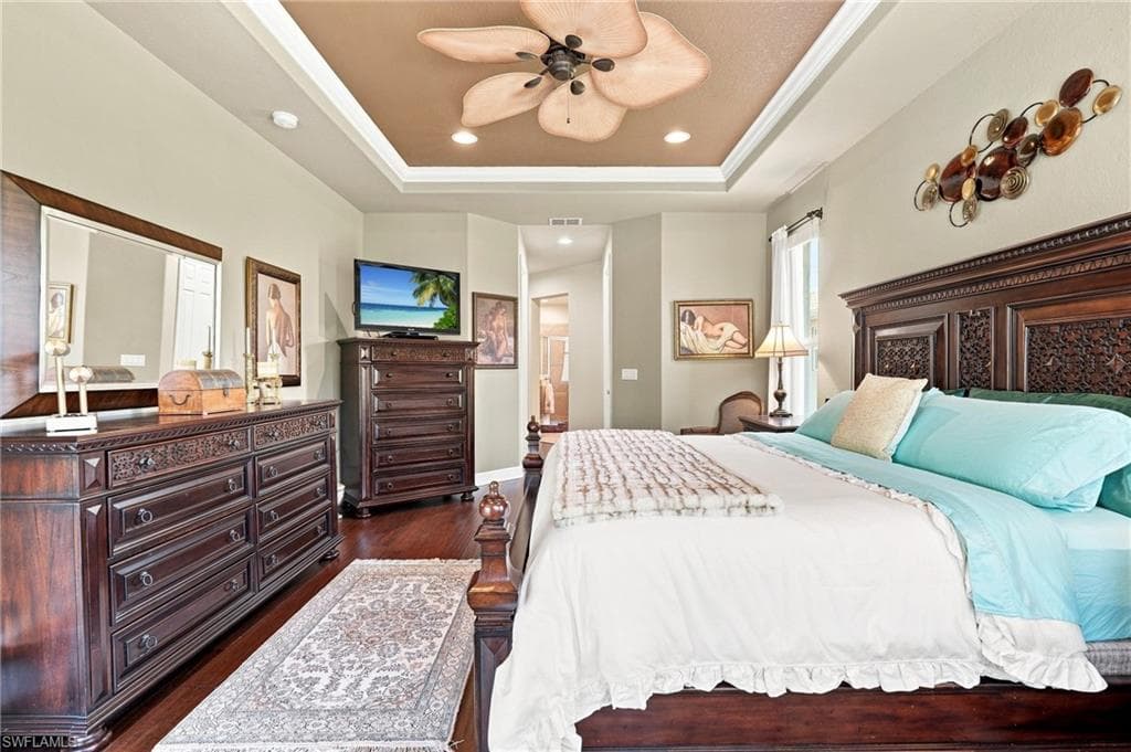 Tray ceiling with recessed lighting and a ceiling fan